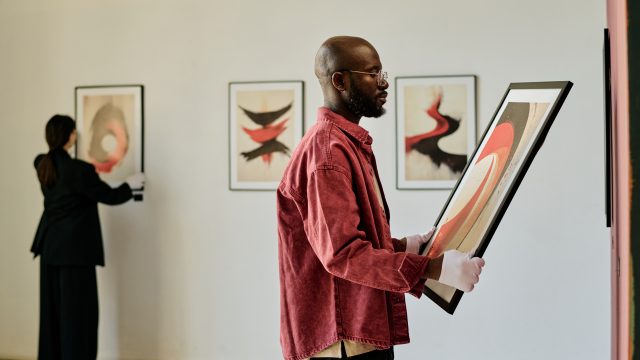 Observing Abstract Art in Modern Gallery Setting